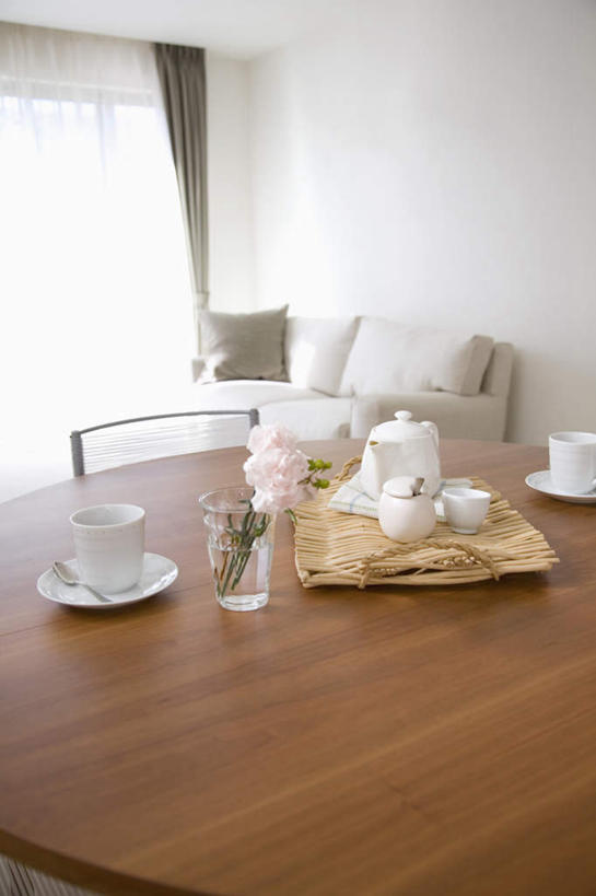 无人,家,客厅,竖图,俯视,室内,白天,别墅,窗户,窗帘,家具,靠垫,沙发,装修,建筑,康乃馨,杯子,餐具,欧式,装饰,盛开,碟子,盘,房屋,屋子,公寓,靠枕,豪华,花蕾,建设,现代,装潢,洋房,楼房,玻璃窗,住宅,花,花瓣,花朵,鲜花,一朵,粉色,帘子,盘子,水杯,垫子,碟,室内装潢,枕头,花苞,花蕊,遮阳,华丽,修饰,明亮,点缀,起居室,舒适,家居装潢,房屋设计,地中海风格,古典风格,简约风格,布艺沙发,室内设计,宽敞,样板房装潢,衬托,美观,雅致,雅观,麝香石竹,石竹,香石竹,设计,茶杯,彩图,高角度拍摄,房子