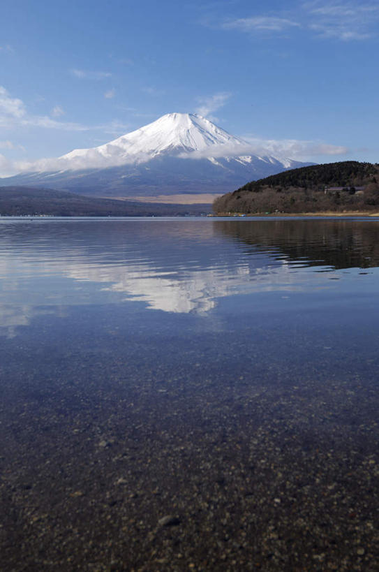 无人,竖图,室外,白天,正面,旅游,度假,湖,湖泊,火山,美景,水,富士山,静冈县,日本,亚洲,阴影,反射,影子,湖面,景观,水流,水面,云,云朵,云彩,娱乐,蓝色,白云,蓝天,天空,自然,湖水,天,享受,休闲,景色,放松,晴朗,自然风光,东亚,本州,本州岛,日本国,中部地方,静冈,山梨,山梨县,山中湖,活火山,死火山,休眠火山,晴空,彩图