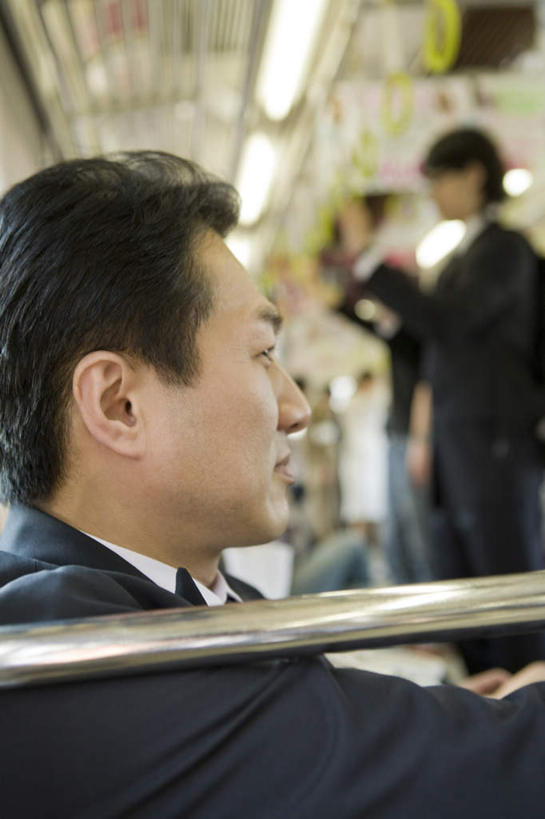 东方人,一个人,商务人士,商务男性,坐,竖图,室外,白天,侧面,衬衫,地铁,照明,亚洲,仅一个男性,仅一个人,仅一个中年男性,一排,套装,朦胧,模糊,整齐,灯光,轨道交通,注视,黄种人,顶灯,灯,排列,灯具,观察,看,观看,照亮,察看,照明设备,队列,关注,商务装,工薪阶层,男人,男性,中年男性,亚洲人,白领,上班族,坐着,半身,彩图,衬衣,地铁机动车,地下铁,轻轨