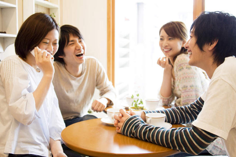 东方人,四个人,伙伴,朋友,坐,笑,说,打电话,微笑,露齿笑,横图,室内,白天,正面,爱情,讨论,友谊,植物,餐桌,桌子,杯子,餐具,电话,手机,亚洲,撑,服装,朦胧,模糊,瓷器,碟子,盘,盆栽,咖啡杯,盆景,陶瓷制品,浪漫,托腮,注视,休闲装,黄种人,通讯设备,相视,衣服,绿色,自然,盘子,碟,观察,看,托,休闲,温暖,温馨,面对面,休闲服,恩爱,恋人,服饰,生长,成长,餐台,观看,对视,和睦,察看,关注,托下巴,瓷杯,相对,相看,交流,友情,男人,男性,年轻男性,年轻女性,女人,女性,亚洲人,情侣,沟通,讲话,交谈,商讨,说话,谈话,通话,坐着,半身,彩图,伴侣,融洽