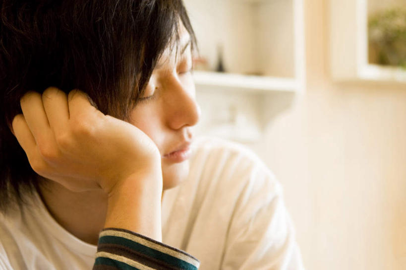 东方人,脸,头,脸颊,一个人,坐,闭眼,睡,横图,室内,特写,白天,正面,亚洲,仅一个男性,仅一个人,撑,服装,朦胧,模糊,墙,托腮,休闲装,黄种人,肩膀,墙壁,墙面,仅一个年轻男性,衣服,白色,托,休闲,休闲服,服饰,托下巴,挡书板,书挡,书夹,书立,男人,男性,年轻男性,亚洲人,头部,脸部,脸蛋,面部,闭眼睛,闭着眼,闭着眼睛,困,困觉,寝息,睡觉,坐着,半身,彩图