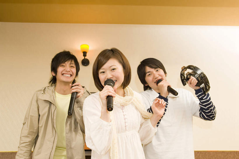 东方人,三个人,站,举,笑,微笑,露齿笑,横图,室内,白天,正面,照明,亚洲,握,服装,朦胧,模糊,壁灯,灯光,乐器,铃鼓,音乐,拿,拿着,注视,休闲装,黄种人,灯,衣服,话筒,灯具,观察,看,托,站着,休闲,休闲服,握着,唱歌,服饰,观看,ktv包厢,包厢,打击乐器,手鼓,照亮,察看,麦克风,照明设备,关注,扩音器,歌厅,传声器,歌唱,包房,ktv包房,微音器,男人,男性,年轻男性,年轻女性,女人,女性,亚洲人,举起,举手,举着,向上举,向上伸,向上托,站立,半身,彩图,卡拉ok