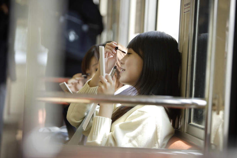 东方人,两个人,伙伴,朋友,坐,举,笑,微笑,露齿笑,横图,室内,白天,侧面,化妆,美容,友谊,地铁,亚洲,护肤,握,服装,朦胧,模糊,轨道交通,拿,拿着,注视,休闲装,黄种人,衣服,观察,看,托,保养,享受,休闲,同学,休闲服,睫毛膏,放松,握着,保健,服饰,观看,察看,校友,关注,养颜,同窗,学友,友情,年轻女性,女人,女性,亚洲人,举起,举手,举着,向上举,向上伸,向上托,坐着,半身,彩图,地铁机动车,地下铁,轻轨