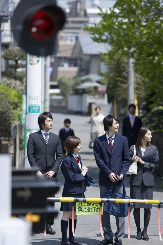 东方人,四个人,伙伴,同事,朋友,商务人士,商务男性,商务女性,站,笑,微笑,露齿笑,竖图,室外,白天,正面,衬衫,制服,友谊,安全,成功,合作,团队,集体,信心,道路,街道,路,公路,亚洲,阴影,套装,服装,朦胧,模糊,光线,日文,标志,文字,影子,字符,信号灯,交通,警告,扭头,注视,黄种人,标识,队伍,阳光,观察,看,站着,转头,同学,校服,警示,观看,禁止,提醒,察看,领导,校友,成就,关注,提示,限制,商务装,合伙,领袖,流通,工薪阶层,交通信号灯,学生服,日语,同窗,学友,危险,友情,男人,男性,年轻男性,年轻女性,女人,女性,亚洲人,白领,上班族,马路,站立,彩图,全身,衬衣