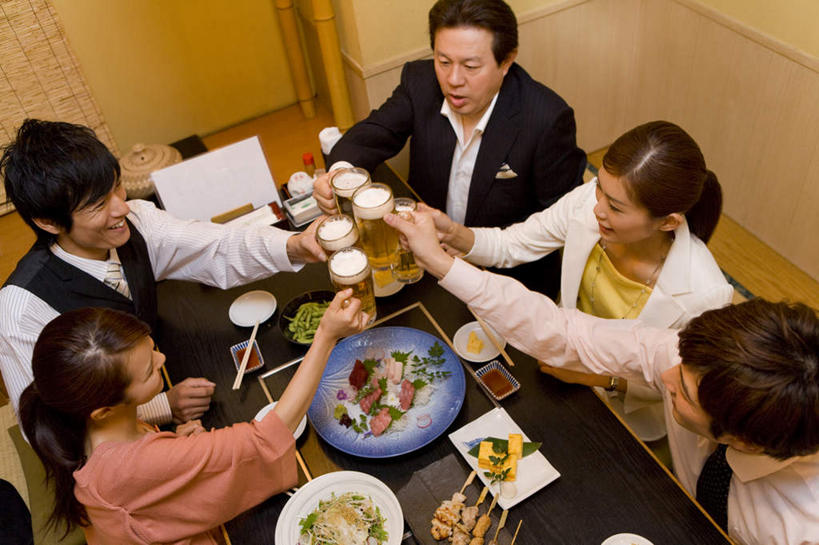 啤酒,东方人,同事,商务人士,商务男性,商务女性,餐厅,坐,举,笑,说,微笑,露齿笑,横图,俯视,室内,白天,衬衫,烹饪,讨论,成功,合作,团队,集体,信心,筷子,杯子,餐具,亚洲,五个人,套装,朦胧,模糊,庆祝,碟子,盘,日本料理,料理,食品,酒类,许多人,筷枕,黄种人,文化,传统,队伍,菜肴,美食,相视,玻璃制品,酒,食物,饮料,盘子,酒杯,啤酒杯,碟,日式料理,干杯,碰杯,托,一群人,日式,面对面,交际,友好,佳肴,对视,礼节,庆贺,领导,成就,礼仪,相对,商务装,敬酒,合伙,领袖,工薪阶层,相看,劝酒,交流,男人,男性,年轻男性,年轻女性,女人,女性,亚洲人,白领,上班族,玻璃杯,进餐用具,沟通,讲话,交谈,举起,举手,举着,商讨,说话,谈话,向上举,向上伸,向上托,坐着,半身,彩图,高角度拍摄,衬衣,餐馆,饭店,饭馆