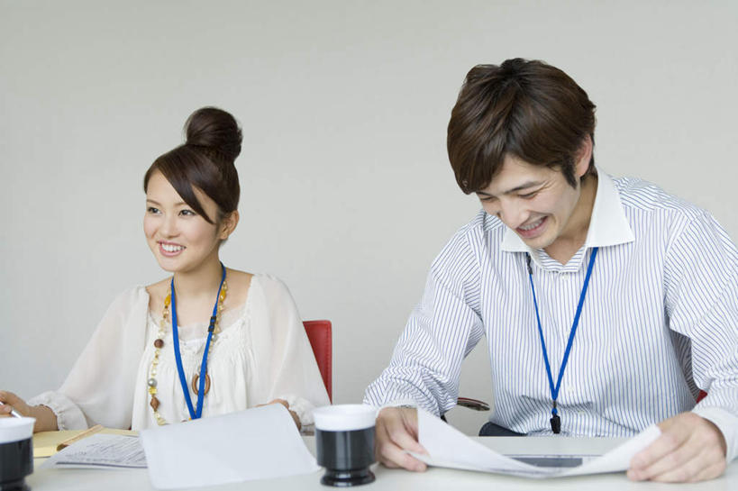 东方人,两个人,同事,商务人士,商务男性,商务女性,坐,笑,微笑,露齿笑,横图,室内,白天,正面,衬衫,成功,合作,团队,集体,信心,杯子,椅子,亚洲,套装,朦胧,模糊,材料,瓷器,档案,文件,塑料,咖啡杯,陶瓷制品,注视,黄种人,队伍,两个,塑料制品,资料,低头,观察,看,观看,察看,领导,成就,关注,文档,瓷杯,商务装,合伙,领袖,工薪阶层,男人,男性,年轻男性,年轻女性,女人,女性,亚洲人,白领,上班族,坐着,半身,彩图,衬衣