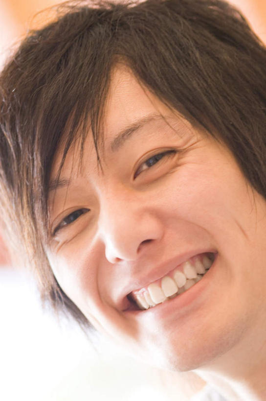 东方人,脸,头,脸颊,一个人,站,笑,微笑,露齿笑,竖图,室内,特写,白天,正面,亚洲,仅一个男性,仅一个人,服装,朦胧,模糊,注视,休闲装,黄种人,肩膀,仅一个年轻男性,衣服,观察,看,站着,休闲,休闲服,服饰,观看,察看,关注,男人,男性,年轻男性,亚洲人,头部,脸部,脸蛋,面部,站立,半身,彩图