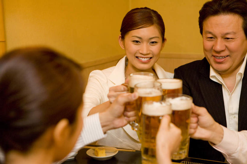 啤酒,东方人,同事,商务人士,商务男性,商务女性,餐厅,坐,举,笑,微笑,露齿笑,横图,俯视,室内,白天,衬衫,成功,合作,团队,集体,信心,餐桌,桌子,杯子,亚洲,五个人,握,套装,朦胧,模糊,庆祝,酒类,许多人,拿,拿着,注视,黄种人,队伍,玻璃制品,酒,饮料,酒杯,啤酒杯,干杯,观察,看,碰杯,托,一群人,交际,友好,握着,餐台,观看,庆贺,察看,领导,成就,关注,礼仪,商务装,敬酒,合伙,领袖,工薪阶层,劝酒,男人,男性,年轻男性,年轻女性,女人,女性,中年男性,亚洲人,白领,上班族,玻璃杯,举起,举手,举着,向上举,向上伸,向上托,坐着,半身,彩图,高角度拍摄,衬衣,餐馆,饭店,饭馆