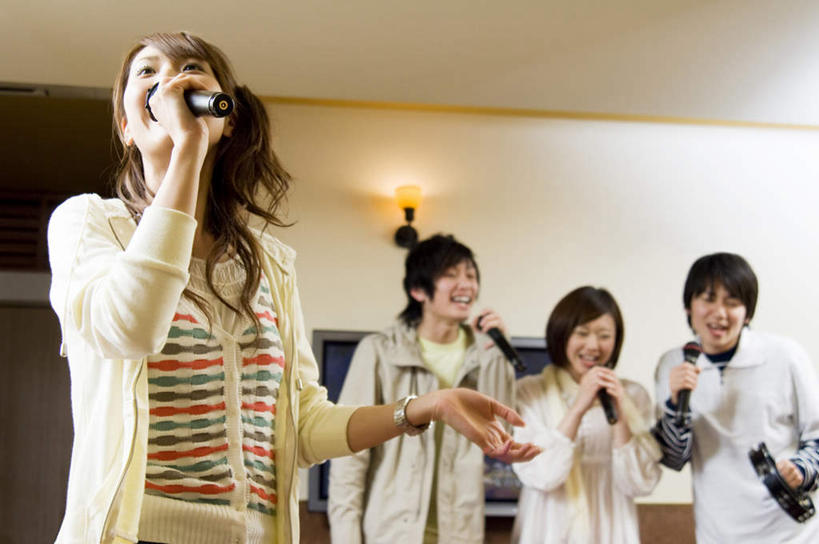 东方人,四个人,伙伴,朋友,站,笑,微笑,露齿笑,横图,室内,白天,正面,爱情,友谊,电视,照明,亚洲,握,服装,朦胧,模糊,壁灯,灯光,浪漫,拿,拿着,注视,休闲装,黄种人,灯,衣服,话筒,灯具,观察,看,站着,休闲,温暖,温馨,休闲服,恩爱,握着,唱歌,恋人,服饰,观看,ktv包厢,包厢,唱,照亮,和睦,察看,麦克风,照明设备,关注,扩音器,彩电,歌厅,传声器,歌唱,包房,彩色电视机,显像管屏,显像管屏幕,ktv包房,微音器,友情,男人,男性,年轻男性,年轻女性,女人,女性,亚洲人,情侣,电视机,站立,半身,彩图,卡拉ok,伴侣,融洽