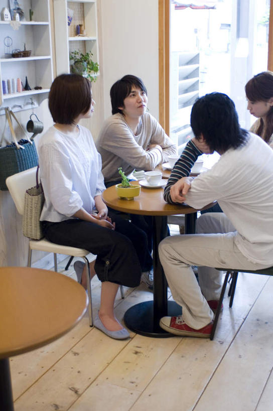 东方人,四个人,伙伴,朋友,餐厅,坐,笑,说,微笑,露齿笑,竖图,室内,白天,侧面,爱情,讨论,友谊,餐桌,桌子,杯子,餐具,亚洲,撑,服装,朦胧,模糊,瓷器,碟子,盘,咖啡杯,陶瓷制品,浪漫,注视,休闲装,黄种人,货架,衣服,盘子,碟,观察,看,休闲,温暖,温馨,休闲服,恩爱,恋人,服饰,餐台,观看,和睦,察看,撑着,关注,瓷杯,交流,友情,男人,男性,年轻男性,年轻女性,女人,女性,亚洲人,情侣,沟通,讲话,交谈,商讨,说话,谈话,坐着,半身,彩图,餐馆,饭店,饭馆,伴侣,融洽