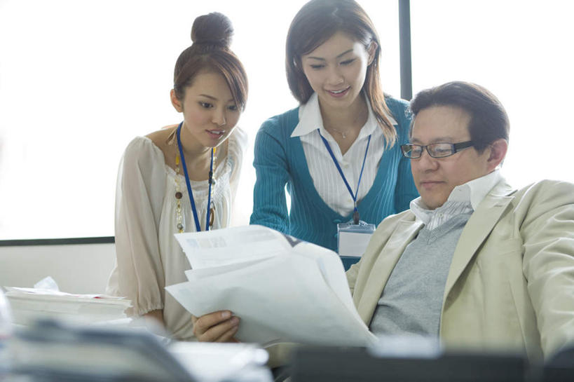 东方人,三个人,同事,商务人士,商务男性,商务女性,坐,横图,室内,白天,正面,衬衫,成功,合作,团队,集体,信心,亚洲,握,套装,朦胧,模糊,材料,档案,文件,眼镜,拿,拿着,注视,黄种人,标识,吊牌,队伍,胸牌,资料,观察,看,握着,观看,察看,徽章,领导,成就,关注,文档,商务装,身份,合伙,领袖,近视眼镜,工薪阶层,胸章,胸卡,编号牌,雕刻牌,工号牌,胸号牌,胸徽,男人,男性,年轻女性,女人,女性,中年男性,亚洲人,白领,上班族,坐着,半身,彩图,衬衣