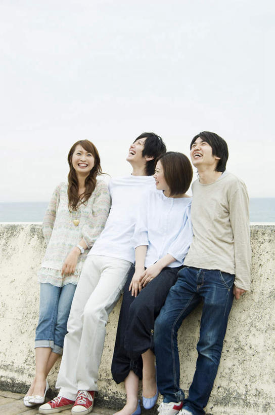 东方人,四个人,伙伴,朋友,站,笑,微笑,露齿笑,竖图,室内,白天,正面,爱情,友谊,海浪,海洋,亚洲,服装,朦胧,模糊,浪花,水平线,海平线,浪漫,注视,休闲装,黄种人,衣服,蓝色,蓝天,天空,海水,天,观察,看,站着,休闲,温暖,温馨,休闲服,恩爱,恋人,服饰,晴朗,观看,和睦,察看,关注,海景,万里无云,友情,男人,男性,年轻男性,年轻女性,女人,女性,亚洲人,情侣,大海,风浪,海,海水的波动,近岸浪,涌浪,晴空,晴空万里,站立,彩图,全身,伴侣,融洽