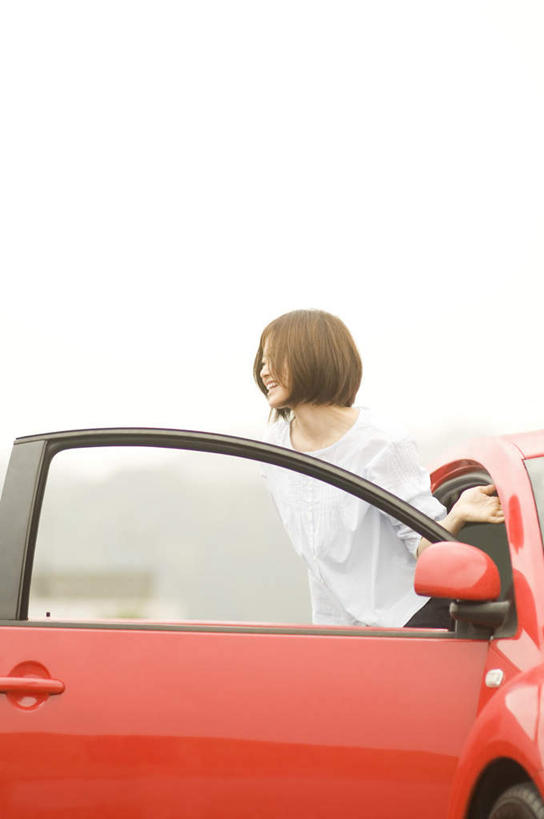 东方人,一个人,站,笑,微笑,露齿笑,竖图,室外,白天,正面,汽车,亚洲,仅一个年轻女性,仅一个女性,仅一个人,一辆,服装,朦胧,模糊,注视,休闲装,黄种人,车,衣服,红色,蓝色,蓝天,天空,交通工具,轿车,天,观察,看,站着,休闲,休闲服,服饰,晴朗,观看,察看,关注,载具,万里无云,年轻女性,女人,女性,亚洲人,晴空,晴空万里,站立,半身,彩图