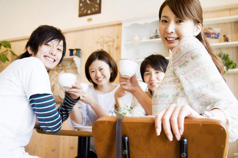 东方人,四个人,伙伴,朋友,坐,举,笑,微笑,露齿笑,横图,室内,白天,仰视,友谊,植物,餐桌,桌子,杯子,椅子,亚洲,握,服装,朦胧,模糊,时间,瓷器,盆栽,时钟,木椅,墙,咖啡杯,盆景,陶瓷制品,拿,计时,拿着,注视,休闲装,黄种人,墙壁,墙面,衣服,绿色,自然,挂钟,钟表,观察,看,托,休闲,休闲服,表,握着,服饰,生长,成长,餐台,观看,察看,关注,瓷杯,友情,男人,男性,年轻男性,年轻女性,女人,女性,亚洲人,钟,举起,举手,举着,向上举,向上伸,向上托,坐着,半身,彩图,低角度拍摄