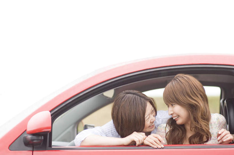 东方人,两个人,伙伴,朋友,坐,笑,说,微笑,露齿笑,横图,室外,白天,正面,讨论,友谊,草地,草坪,植物,汽车,亚洲,一辆,阴影,服装,朦胧,模糊,光线,影子,休闲装,黄种人,相视,车,草,衣服,绿色,阳光,交通工具,轿车,休闲,面对面,休闲服,服饰,对视,载具,相对,相看,交流,友情,年轻女性,女人,女性,亚洲人,沟通,讲话,交谈,商讨,说话,谈话,坐着,半身,彩图