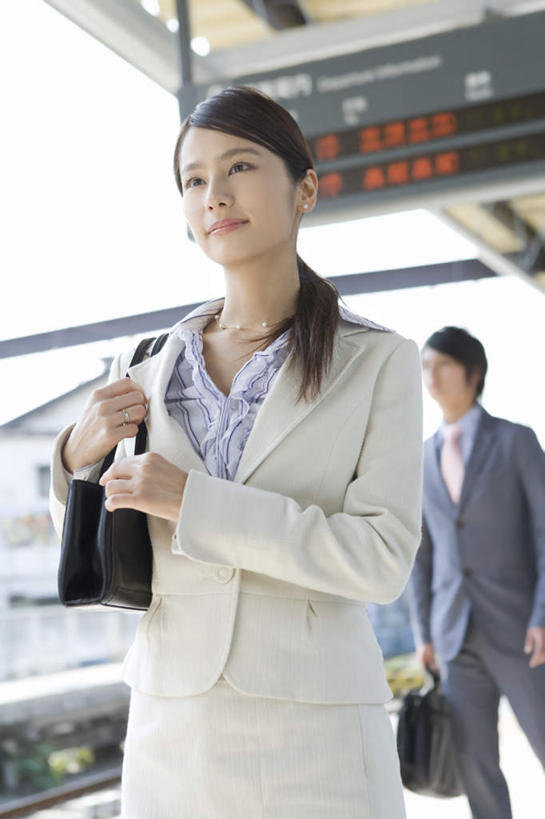 东方人,两个人,伙伴,朋友,商务人士,商务男性,商务女性,站,笑,微笑,露齿笑,竖图,室内,白天,正面,衬衫,友谊,合作,团队,指示牌,车站,亚洲,握,套装,朦胧,模糊,日文,包,标志,公文包,皮包,文字,字符,站台,警告,拿,拎,拿着,注视,黄种人,标识,观察,看,站着,警示,战略,握着,公事包,观看,禁止,单肩包,提醒,察看,关注,提示,限制,商务装,工薪阶层,日语,联合,合谋,配合,危险,协作,男人,男性,年轻男性,年轻女性,女人,女性,亚洲人,白领,上班族,站立,半身,彩图,衬衣,拎着