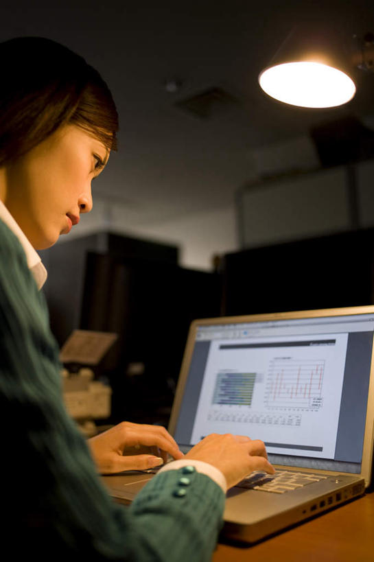 东方人,一个人,商务人士,商务女性,办公室,坐,竖图,室内,白天,仰视,电脑,笔记本电脑,家具,台灯,桌子,照明,亚洲,仅一个年轻女性,仅一个女性,仅一个人,敲打,套装,朦胧,模糊,网络,办公桌,灯光,注视,黄种人,输入,通讯设备,灯,灯具,打字,观察,看,观看,点击,敲击,照亮,察看,无线,照明设备,关注,通信设备,商务装,无线网络,无线上网,便携式电脑,工薪阶层,办公家具,按键,手提电脑,年轻女性,女人,女性,亚洲人,白领,上班族,坐着,半身,彩图,低角度拍摄