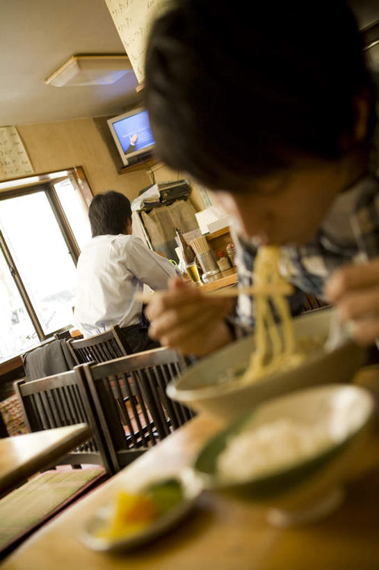 面食,面条,东方人,背部,两个人,餐厅,坐,吃,竖图,室内,白天,正面,餐桌,桌子,电视,椅子,亚洲,一排,许多,悬挂,服装,朦胧,模糊,整齐,木椅,面,挂,注视,休闲装,黄种人,拉面,排列,衣服,低头,观察,看,休闲,休闲服,服饰,餐台,观看,察看,队列,关注,彩电,日本拉面,彩色电视机,显像管屏,显像管屏幕,男人,男性,年轻男性,年轻女性,女人,女性,亚洲人,电视机,嚼,食,坐着,半身,彩图,餐馆,饭店,饭馆