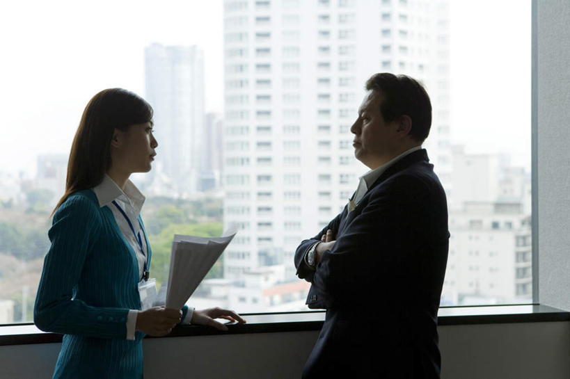 东方人,两个人,同事,商务人士,商务男性,商务女性,高楼大厦,站,说,横图,室内,白天,侧面,衬衫,讨论,成功,办公楼,合作,团队,集体,信心,大厦,建筑,摩天大楼,写字楼,亚洲,套装,朦胧,模糊,材料,档案,文件,背光,注视,黄种人,队伍,相视,资料,楼宇,观察,看,站着,面对面,商务楼,观看,对视,察看,领导,成就,关注,文档,相对,商务装,合伙,领袖,逆光,工薪阶层,相看,交流,男人,男性,年轻男性,年轻女性,女人,女性,亚洲人,白领,上班族,沟通,讲话,交谈,商讨,说话,谈话,站立,半身,彩图,衬衣,大楼,高层建筑,高楼,摩天楼