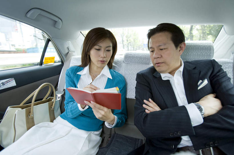 东方人,两个人,同事,商务人士,商务男性,商务女性,坐,双手交叉,横图,室内,白天,正面,衬衫,成功,合作,团队,集体,信心,出租车,汽车,亚洲,套装,朦胧,模糊,包,皮包,记事本,注视,黄种人,队伍,车,本子,笔记本,交通工具,轿车,观察,看,观看,单肩包,察看,领导,双手抱胸,成就,关注,载具,的士,商务装,计程车,合伙,领袖,工薪阶层,男人,男性,年轻男性,年轻女性,女人,女性,亚洲人,白领,上班族,坐着,半身,彩图,衬衣