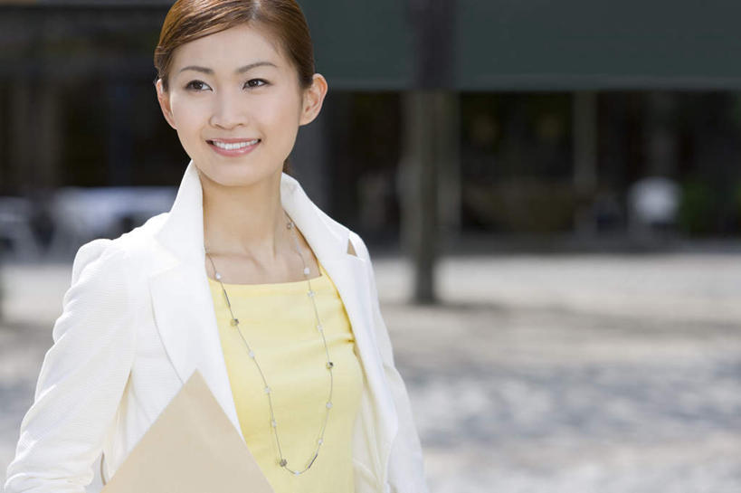 东方人,一个人,商务人士,商务女性,站,笑,微笑,露齿笑,横图,室外,白天,正面,亚洲,仅一个年轻女性,仅一个女性,仅一个人,握,套装,朦胧,模糊,材料,档案,文件,拿,拿着,注视,黄种人,资料,观察,看,站着,握着,观看,察看,关注,文档,商务装,工薪阶层,年轻女性,女人,女性,亚洲人,白领,上班族,站立,半身,彩图