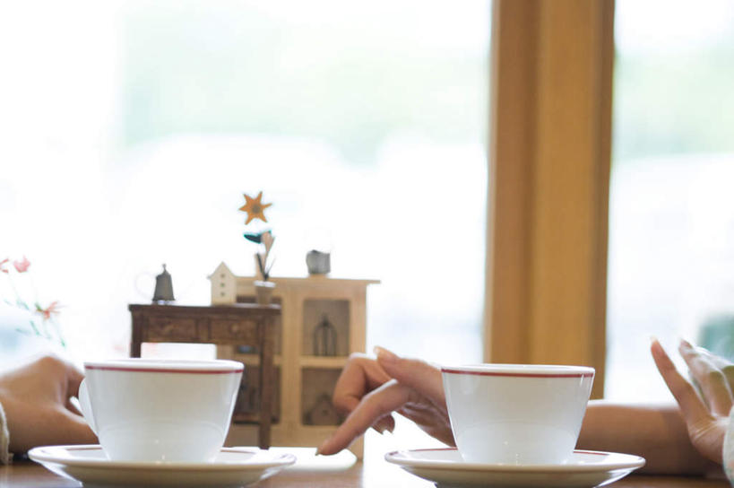 东方人,手,两个人,餐厅,坐,横图,室内,特写,白天,侧面,爱情,餐桌,窗户,落地窗,桌子,杯子,餐具,亚洲,双手,服装,朦胧,模糊,瓷器,碟子,盘,咖啡杯,陶瓷制品,浪漫,休闲装,黄种人,玻璃窗,衣服,盘子,碟,休闲,温暖,温馨,手部,休闲服,恩爱,搭,恋人,服饰,餐台,和睦,搭着,瓷杯,男人,男性,年轻男性,年轻女性,女人,女性,亚洲人,情侣,坐着,半身,彩图,餐馆,饭店,饭馆,伴侣,融洽