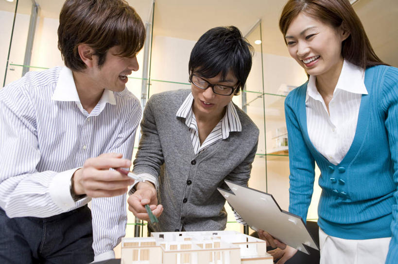 东方人,三个人,同事,商务人士,商务男性,商务女性,站,笑,说,微笑,露齿笑,横图,室内,白天,仰视,衬衫,讨论,成功,合作,团队,集体,信心,亚洲,指,套装,朦胧,模糊,立体,空间,笔,眼镜,办公用品,注视,黄种人,方向,队伍,相视,文具,模型,学习用品,观察,看,手势,站着,面对面,规划,观看,对视,文具用品,察看,领导,指向,食指,成就,关注,相对,商务装,合伙,领袖,近视眼镜,工薪阶层,相看,直观,建筑模型,建筑设计,交流,男人,男性,年轻男性,年轻女性,女人,女性,亚洲人,白领,上班族,设计,沟通,讲话,交谈,商讨,说话,谈话,站立,半身,彩图,低角度拍摄,衬衣