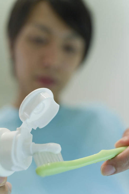 东方人,脸,头,脸颊,手,一个人,站,举,竖图,室内,特写,白天,仰视,生活用品,亚洲,双手,仅一个男性,仅一个人,握,服装,朦胧,模糊,牙膏,牙刷,挤,拿,拿着,注视,休闲装,黄种人,肩膀,仅一个年轻男性,衣服,日用品,观察,看,清洁,托,站着,休闲,手部,休闲服,握着,服饰,观看,察看,卫生,关注,清洁用具,口腔卫生,男人,男性,年轻男性,亚洲人,头部,脸部,脸蛋,面部,举起,举手,举着,向上举,向上伸,向上托,站立,半身,彩图,低角度拍摄