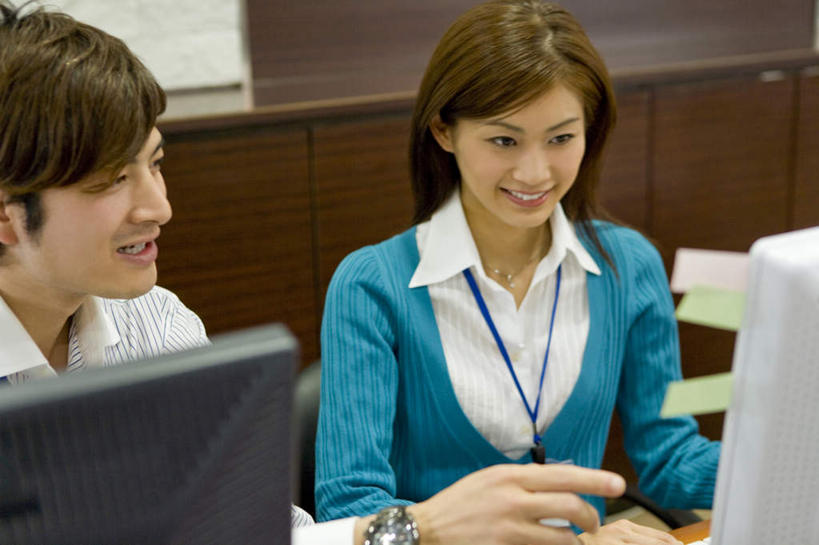 东方人,两个人,同事,商务人士,商务男性,商务女性,坐,笑,微笑,露齿笑,横图,俯视,室内,白天,衬衫,成功,合作,团队,集体,信心,电脑,显示器,鼠标,键盘,亚洲,敲打,套装,朦胧,模糊,网络,注视,黄种人,输入,输入设备,通讯设备,标识,吊牌,队伍,胸牌,打字,观察,看,台式电脑,观看,点击,敲击,察看,徽章,领导,成就,关注,通信设备,商务装,身份,合伙,领袖,工薪阶层,输出设备,胸章,胸卡,编号牌,雕刻牌,工号牌,胸号牌,胸徽,按键,男人,男性,年轻男性,年轻女性,女人,女性,亚洲人,白领,上班族,坐着,半身,彩图,高角度拍摄,衬衣