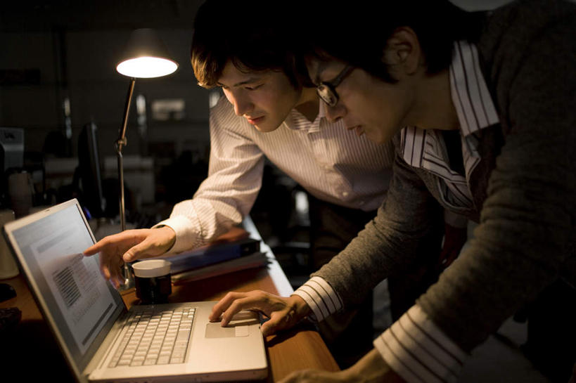 东方人,两个人,同事,商务人士,商务男性,办公室,站,横图,室内,白天,侧面,衬衫,成功,合作,团队,集体,信心,电脑,笔记本电脑,家具,台灯,桌子,杯子,照明,亚洲,撑,敲打,弯腰,套装,朦胧,模糊,网络,瓷器,眼镜,办公桌,灯光,咖啡杯,陶瓷制品,注视,黄种人,输入,通讯设备,队伍,灯,灯具,打字,观察,看,站着,观看,点击,敲击,照亮,察看,无线,领导,撑着,照明设备,成就,关注,瓷杯,通信设备,商务装,无线网络,合伙,领袖,近视眼镜,无线上网,便携式电脑,工薪阶层,办公家具,弯身,按键,手提电脑,男人,男性,年轻男性,亚洲人,白领,上班族,站立,半身,彩图,衬衣