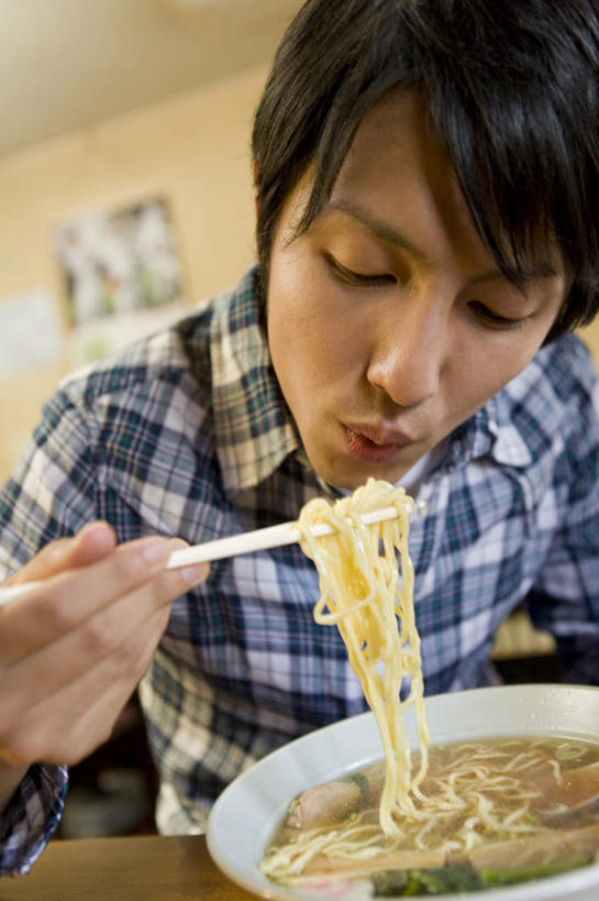 面食,面条,东方人,一个人,餐厅,坐,吃,竖图,室内,白天,仰视,烹饪,餐桌,筷子,桌子,餐具,亚洲,仅一个男性,仅一个人,握,服装,朦胧,模糊,面,日本料理,料理,食品,拿,拿着,注视,休闲装,黄种人,文化,传统,拉面,菜肴,美食,食物,仅一个年轻男性,衣服,碗,日式料理,观察,看,休闲,日式,休闲服,握着,服饰,佳肴,餐台,观看,礼节,察看,关注,礼仪,日本拉面,男人,男性,年轻男性,亚洲人,进餐用具,烹调用具,嚼,食,坐着,半身,彩图,低角度拍摄,餐馆,饭店,饭馆