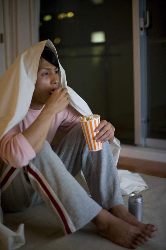 点心,东方人,腿部,脚,脚趾,脚趾甲,腿,一个人,坐,吃,竖图,室内,白天,侧面,窗户,窗帘,卧室,杯子,亚洲,仅一个男性,仅一个人,握,服装,朦胧,模糊,装饰,纺织物,食品,拿,拿着,注视,休闲装,黄种人,光脚,玻璃窗,食物,仅一个年轻男性,衣服,帘子,毛巾,零食,观察,看,清洁,休闲,赤脚,休闲服,遮阳,爆米花,握着,服饰,观看,保暖,华丽,修饰,点缀,察看,关注,透气,防水,衬托,美观,雅致,雅观,储水,耐磨,吸水,男人,男性,年轻男性,亚洲人,脚指甲,屈膝,嚼,食,坐着,半身,彩图,睡房,卧房