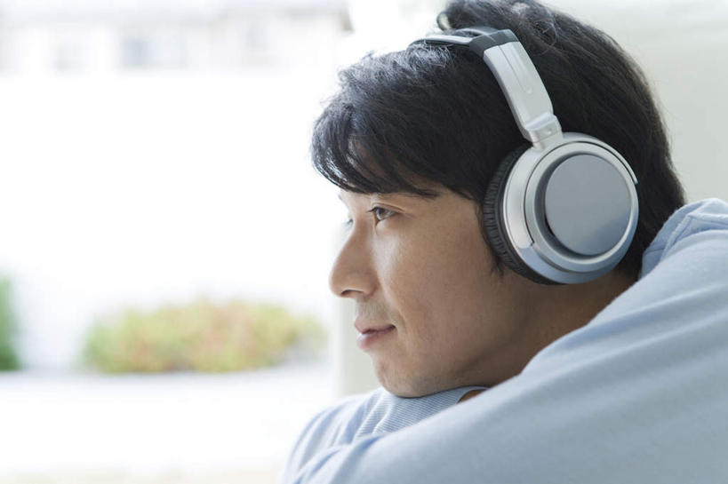 东方人,脸,头,脸颊,一个人,坐,笑,微笑,横图,室内,特写,白天,侧面,快乐,满意,幸福,亚洲,仅一个男性,仅一个人,服装,朦胧,模糊,音响,音乐,注视,休闲装,黄种人,娱乐,肩膀,仅一个年轻男性,衣服,耳机,观察,看,趴着,享受,休闲,休闲服,放松,服饰,观看,察看,舒适,享乐,关注,男人,男性,年轻男性,亚洲人,头部,脸部,脸蛋,面部,趴,坐着,半身,彩图