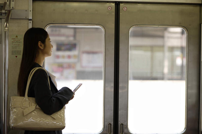 东方人,一个人,商务人士,商务女性,站,笑,打电话,微笑,横图,室内,白天,侧面,门,地铁,电话,手机,亚洲,仅一个年轻女性,仅一个女性,仅一个人,敲打,握,套装,朦胧,模糊,包,皮包,轨道交通,拿,拿着,注视,黄种人,输入,通讯设备,门框,打字,观察,看,站着,握着,观看,点击,敲击,单肩包,察看,关注,商务装,工薪阶层,交流,按键,年轻女性,女人,女性,亚洲人,白领,上班族,沟通,通话,站立,半身,彩图,地铁机动车,地下铁,轻轨