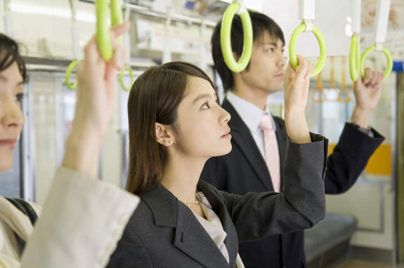 东方人,三个人,同事,商务人士,商务男性,商务女性,站,举,横图,室内,白天,侧面,衬衫,成功,合作,团队,集体,信心,地铁,亚洲,握,套装,朦胧,模糊,扶手,轨道交通,拿,拿着,注视,黄种人,队伍,把手,观察,看,托,站着,握着,观看,察看,领导,成就,关注,商务装,合伙,领袖,工薪阶层,公交车拉手,男人,男性,年轻男性,年轻女性,女人,女性,亚洲人,白领,上班族,举起,举手,举着,拉手,向上举,向上伸,向上托,站立,半身,彩图,衬衣,地铁机动车,地下铁,轻轨