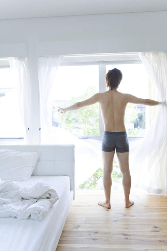 东方人,腿部,脚,脚趾,脚趾甲,腿,一个人,站,伸展双臂,竖图,室内,白天,床,地板,靠垫,卧室,亚洲,仅一个男性,仅一个人,阴影,服装,朦胧,模糊,光线,影子,床单,靠枕,地面,注视,休闲装,黄种人,光脚,被子,裸露,木地板,仅一个年轻男性,背面,衣服,阳光,垫子,枕头,观察,看,站着,休闲,赤脚,休闲服,服饰,单人床,观看,察看,被单,关注,裸,男人,男性,年轻男性,亚洲人,脚指甲,敞开双臂,伸开双臂,展开双肩,站立,张开手臂,张开双臂,彩图,全身,睡房,卧房