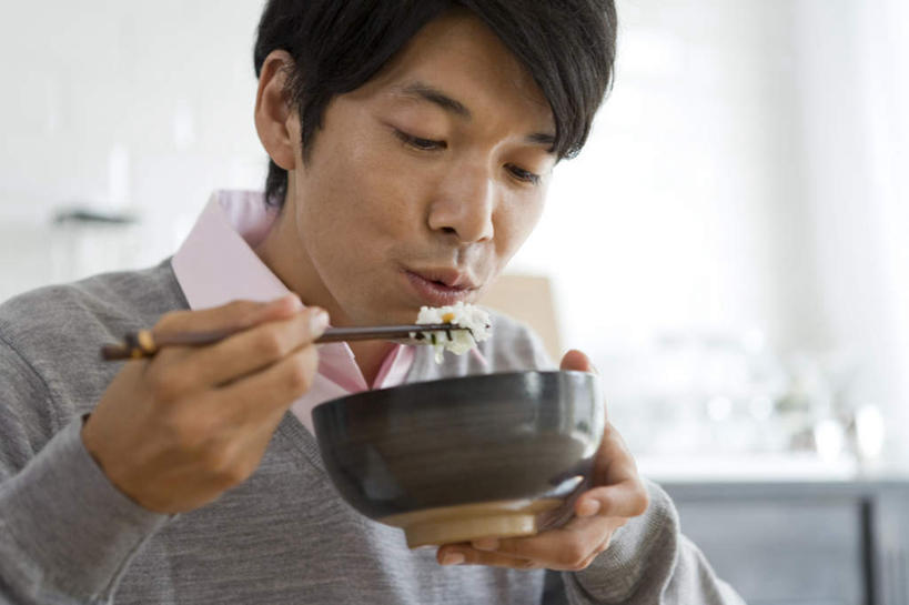 米饭,东方人,脸,头,脸颊,手,一个人,坐,捧,吃,横图,室内,特写,白天,正面,烹饪,餐具,亚洲,双手,仅一个男性,仅一个人,握,服装,朦胧,模糊,日本料理,料理,食品,饭,拿,拿着,注视,休闲装,黄种人,菜肴,美食,肩膀,食物,仅一个年轻男性,衣服,碗,日式料理,观察,看,休闲,日式,手部,休闲服,握着,服饰,佳肴,观看,五谷,察看,关注,男人,男性,年轻男性,亚洲人,头部,脸部,脸蛋,面部,进餐用具,烹调用具,端,端着,嚼,捧着,食,手捧,坐着,半身,彩图