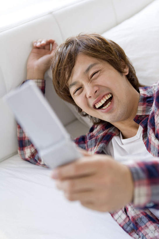 东方人,一个人,躺,举,笑,打电话,微笑,露齿笑,竖图,俯视,室内,白天,床,电话,手机,亚洲,仅一个男性,仅一个人,服装,朦胧,模糊,床单,注视,休闲装,黄种人,通讯设备,被子,仅一个年轻男性,衣服,观察,看,托,休闲,休闲服,服饰,单人床,观看,察看,被单,关注,卧着,交流,男人,男性,年轻男性,亚洲人,沟通,举起,举手,举着,躺着,通话,卧,向上举,向上伸,向上托,半身,彩图,高角度拍摄