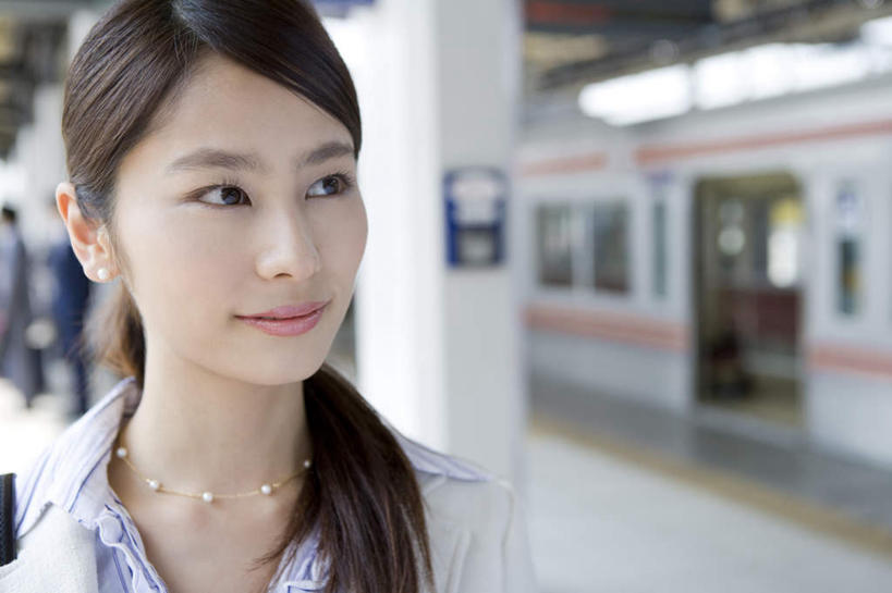东方人,脸,头,脸颊,一个人,商务人士,商务女性,站,笑,微笑,横图,室外,特写,白天,正面,地铁,车站,项链,亚洲,仅一个年轻女性,仅一个女性,仅一个人,套装,朦胧,模糊,站台,轨道交通,注视,黄种人,肩膀,装饰品,饰品,首饰,观察,看,站着,观看,察看,关注,商务装,工薪阶层,年轻女性,女人,女性,亚洲人,头部,脸部,脸蛋,面部,白领,上班族,站立,半身,彩图,地铁机动车,地下铁,轻轨