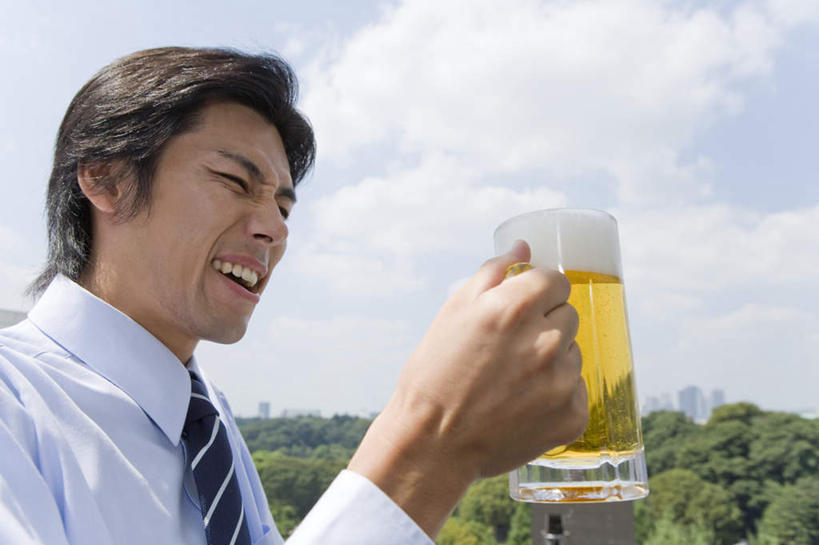 啤酒,东方人,脸,头,脸颊,手,一个人,商务人士,商务男性,站,举,笑,微笑,露齿笑,横图,室外,特写,白天,侧面,衬衫,树林,植物,杯子,亚洲,仅一个男性,仅一个人,握,套装,朦胧,模糊,云,云朵,酒类,拿,云彩,拿着,注视,黄种人,肩膀,玻璃制品,酒,树,树木,饮料,仅一个年轻男性,蓝色,绿色,白云,蓝天,天空,自然,酒杯,啤酒杯,天,观察,看,托,站着,手部,握着,生长,晴朗,成长,观看,单手,察看,关注,商务装,工薪阶层,男人,男性,年轻男性,亚洲人,头部,脸部,脸蛋,面部,白领,上班族,玻璃杯,晴空,举起,举手,举着,向上举,向上伸,向上托,站立,半身,彩图,衬衣