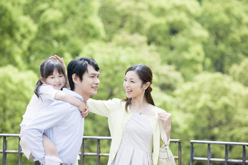 东方人,儿童,背,三个人,家庭,夫妻,母亲,父亲,女儿,栏杆,站,笑,微笑,露齿笑,横图,室外,白天,正面,爱情,纯洁,草地,草坪,植物,亚洲,阴影,服装,朦胧,模糊,光线,包,皮包,影子,围栏,浪漫,注视,休闲装,黄种人,护栏,草,小孩,衣服,绿色,阳光,观察,看,站着,休闲,温暖,温馨,父女,母女,三口之家,一家人,休闲服,恩爱,父爱,可爱,母爱,童年,童趣,恋人,服饰,观看,单肩包,和睦,察看,关注,童真,烂漫,无邪,天真,男人,男性,年轻男性,年轻女性,女孩,女人,女性,亚洲人,孩子,年轻人,夫妇,情侣,站立,半身,彩图,伴侣,融洽,女生