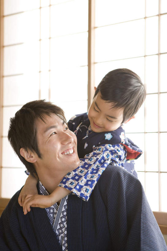 东方人,儿童,家庭,父亲,儿子,坐,抱,笑,说,微笑,露齿笑,竖图,室内,白天,正面,民族服装,讨论,纯洁,门,亚洲,拉门,和服,朦胧,模糊,黄种人,移门,相视,小孩,温暖,温馨,父子,一家人,面对面,父爱,可爱,童年,童趣,服饰,抱着,对视,和睦,搂着,相对,童真,烂漫,无邪,吴服,相看,唐草,唐花,唐锦,障子,纸门,交流,天真,男孩,男人,男性,年轻男性,亚洲人,孩子,年轻人,沟通,怀抱,讲话,交谈,搂,搂抱,商讨,说话,谈话,相抱,拥抱,坐着,半身,彩图,传统服装,民俗服,融洽,男生