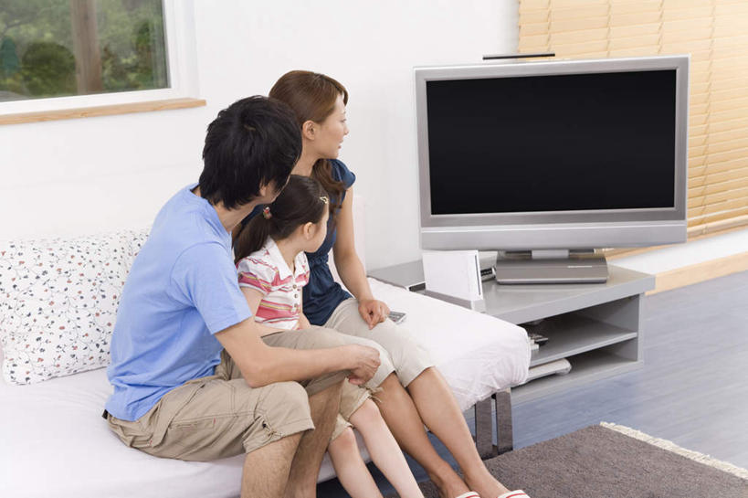 东方人,儿童,三个人,家庭,夫妻,母亲,父亲,女儿,坐,横图,室内,白天,侧面,爱情,纯洁,沙发,电视,亚洲,服装,墙,浪漫,扭头,注视,休闲装,黄种人,墙壁,墙面,小孩,衣服,观察,看,转头,休闲,温暖,温馨,父女,母女,三口之家,一家人,休闲服,恩爱,父爱,可爱,母爱,童年,童趣,恋人,服饰,观看,和睦,察看,关注,彩电,布艺沙发,童真,烂漫,无邪,彩色电视机,显像管屏,显像管屏幕,天真,男人,男性,年轻男性,年轻女性,女孩,女人,女性,亚洲人,孩子,年轻人,夫妇,情侣,电视机,坐着,半身,彩图,伴侣,融洽,女生