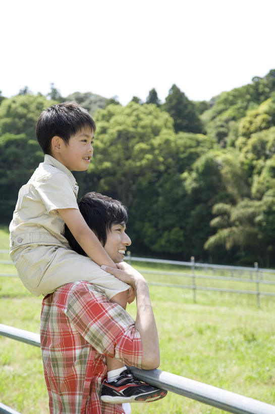 东方人,儿童,家庭,父亲,儿子,栏杆,站,笑,微笑,露齿笑,竖图,室外,白天,侧面,纯洁,草地,草坪,树林,植物,亚洲,阴影,服装,朦胧,模糊,光线,影子,围栏,注视,休闲装,黄种人,护栏,草,树,树木,小孩,骑,衣服,蓝色,绿色,蓝天,天空,阳光,自然,天,观察,看,扛,站着,休闲,温暖,温馨,父子,一家人,休闲服,父爱,可爱,童年,童趣,服饰,生长,晴朗,成长,观看,和睦,察看,关注,童真,烂漫,无邪,万里无云,扛在肩上,骑在肩上,天真,男孩,男人,男性,年轻男性,亚洲人,孩子,年轻人,晴空,晴空万里,站立,半身,彩图,融洽,男生