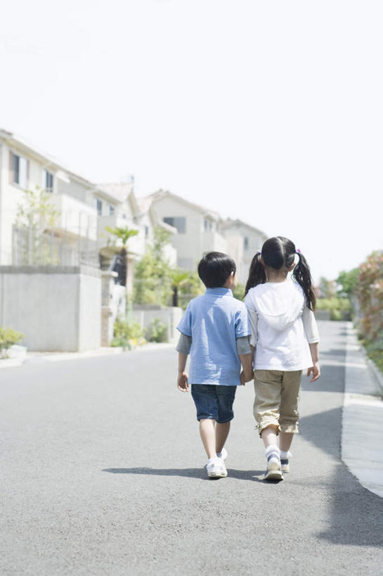 东方人,儿童,两个人,伙伴,朋友,家,走,竖图,室外,白天,旅游,度假,友谊,纯洁,美景,城市风光,城市,建筑,亚洲,一排,阴影,服装,朦胧,模糊,整齐,光线,影子,房屋,屋子,景观,公寓,注视,休闲装,黄种人,娱乐,建设,洋房,楼房,住宅,排列,小孩,背面,衣服,蓝色,蓝天,天空,阳光,天,观察,看,享受,休闲,休闲服,景色,放松,可爱,童年,童趣,服饰,晴朗,观看,察看,队列,关注,童真,烂漫,无邪,万里无云,天真,友情,男孩,男人,男性,女孩,女人,女性,亚洲人,晴空,晴空万里,步行,散步,走路,彩图,全身,房子,男生,女生