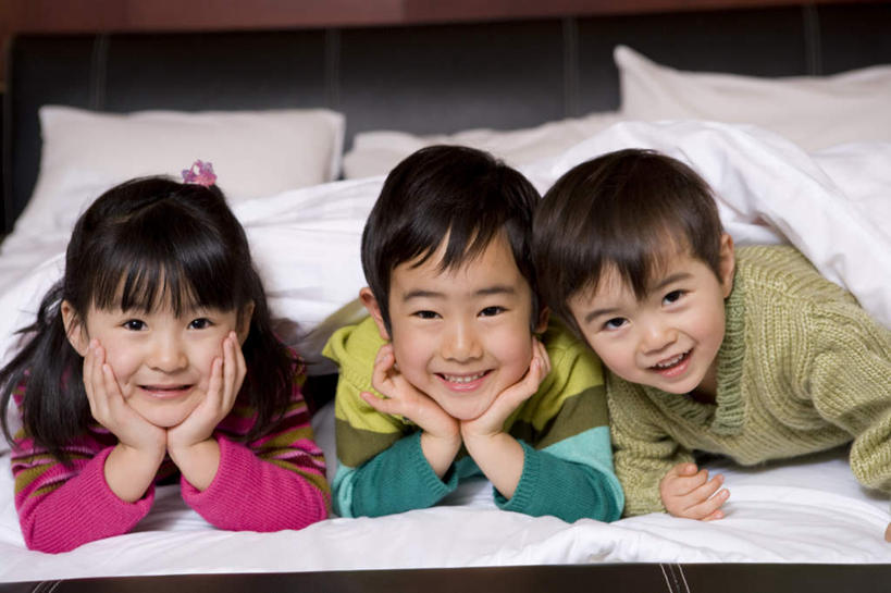 东方人,儿童,三个人,伙伴,朋友,笑,微笑,露齿笑,横图,室内,白天,正面,友谊,纯洁,床,靠垫,亚洲,撑,服装,朦胧,模糊,床单,靠枕,托腮,注视,休闲装,黄种人,被子,小孩,衣服,垫子,枕头,观察,看,靠,靠着,趴着,托,休闲,休闲服,可爱,童年,童趣,服饰,单人床,观看,察看,撑着,被单,关注,托下巴,童真,烂漫,无邪,天真,友情,男孩,男人,男性,女孩,女人,女性,亚洲人,趴,彩图,全身,男生,女生