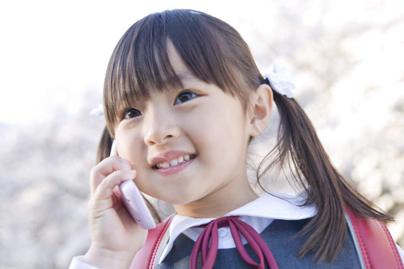 东方人,儿童,一个人,站,举,笑,打电话,微笑,露齿笑,横图,室外,白天,正面,纯洁,樱花,电话,手机,亚洲,仅一个女性,仅一个人,许多,握,服装,朦胧,模糊,盛开,拿,花蕾,拿着,注视,休闲装,黄种人,通讯设备,花,花瓣,花朵,鲜花,小孩,衣服,蓝色,白色,蓝天,天空,天,花苞,花蕊,观察,看,托,站着,仅一个小孩,休闲,休闲服,可爱,童年,童趣,握着,服饰,晴朗,观看,察看,关注,童真,烂漫,无邪,万里无云,仙樱花,福岛樱,青肤樱,交流,天真,女孩,女人,女性,亚洲人,孩子,晴空,晴空万里,荆桃,沟通,举起,举手,举着,通话,向上举,向上伸,向上托,站立,半身,彩图,女生