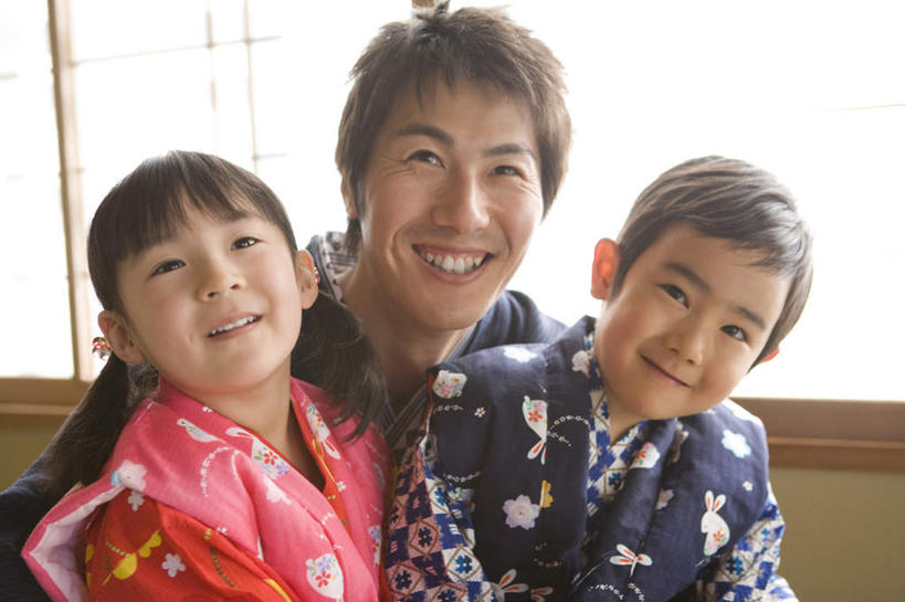 东方人,儿童,家庭,父亲,女儿,儿子,坐,抱,笑,微笑,露齿笑,横图,室内,白天,正面,民族服装,纯洁,亚洲,和服,朦胧,模糊,注视,黄种人,小孩,观察,看,温暖,温馨,父女,父子,一家人,父爱,可爱,童年,童趣,服饰,抱着,观看,和睦,察看,搂着,关注,童真,烂漫,无邪,吴服,唐草,唐花,唐锦,天真,男孩,男人,男性,年轻男性,女孩,女人,女性,亚洲人,孩子,年轻人,怀抱,搂,搂抱,相抱,拥抱,坐着,半身,彩图,传统服装,民俗服,融洽,男生,女生