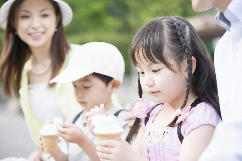 东方人,儿童,四个人,家庭,夫妻,母亲,父亲,女儿,儿子,举,笑,微笑,露齿笑,横图,室外,白天,正面,爱情,纯洁,植物,帽子,亚洲,握,服装,朦胧,模糊,冰激凌,浪漫,清凉,拿,拿着,休闲装,黄种人,树,树木,小孩,衣服,绿色,自然,遮阳帽,冷饮,托,休闲,舒服,温暖,温馨,父女,父子,母女,母子,一家人,休闲服,冰淇淋,恩爱,父爱,可爱,母爱,童年,童趣,握着,恋人,服饰,生长,成长,解暑,和睦,解渴,雪糕,童真,烂漫,无邪,舒爽,冰糕,消暑,天真,男孩,男人,男性,年轻男性,年轻女性,女孩,女人,女性,亚洲人,孩子,年轻人,夫妇,情侣,举起,举手,举着,向上举,向上伸,向上托,半身,彩图,伴侣,融洽,男生,女生