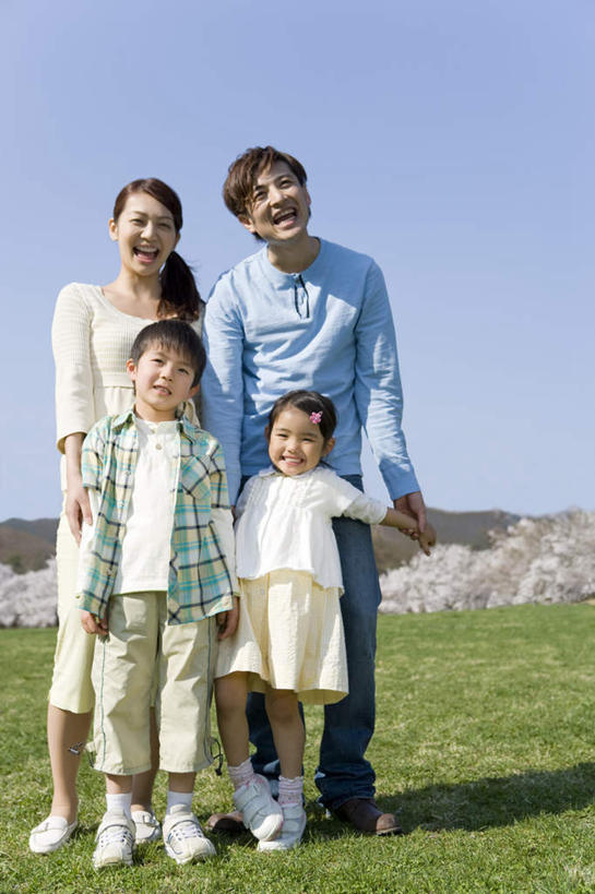 东方人,儿童,四个人,家庭,夫妻,母亲,父亲,女儿,儿子,站,笑,微笑,露齿笑,竖图,室外,白天,正面,爱情,纯洁,草地,草坪,山,山脉,植物,樱花,亚洲,许多,握,阴影,服装,盛开,光线,影子,山峰,山峦,浪漫,拿,花蕾,拿着,注视,休闲装,黄种人,草,花,花瓣,花朵,鲜花,小孩,衣服,绿色,白色,阳光,群山,花苞,花蕊,观察,看,站着,休闲,温暖,温馨,父女,父子,母女,母子,一家人,休闲服,恩爱,父爱,可爱,母爱,童年,童趣,握着,恋人,服饰,观看,和睦,察看,关注,童真,烂漫,无邪,仙樱花,福岛樱,青肤樱,天真,男孩,男人,男性,年轻男性,年轻女性,女孩,女人,女性,亚洲人,孩子,年轻人,夫妇,情侣,荆桃,站立,彩图,全身,伴侣,融洽,男生,女生